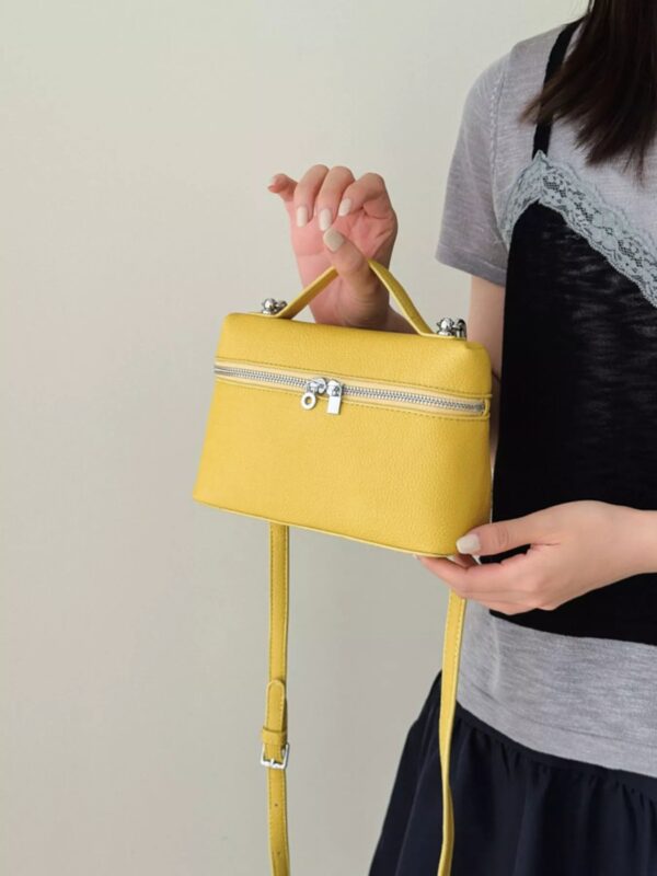 690b0066-ac5e-4377-bbf7-92e8648b2e81-Max-Origin.jpg Textured Zipper Crossbody Bag