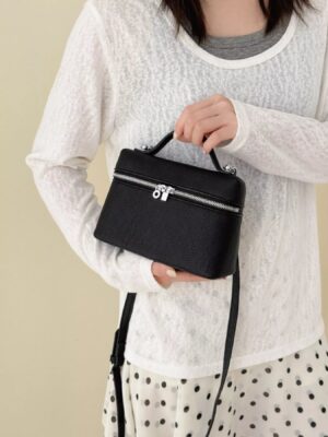 98a96aa2-c6b9-4142-a12f-2bbfe9e0e603-Max-Origin.jpg Textured Zipper Crossbody Bag